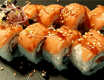 U8 Ura Maki mit geräuchertem Lachs, Philadelphia, Sesam
